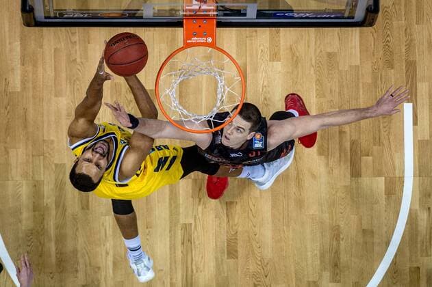 Basketball Berlin 10.01.2021 Saison 2020 2021 easyCredit-BBL 1. Bundesliga Alba Berlin - JobStairs GIESSEN 46ers Johannes Thiemann (Alba Berlin, No.32) Scottie James jr. (Giessen, No.31)