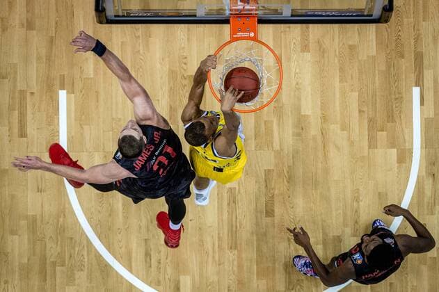 Basketball Berlin 10.01.2021 Saison 2020 2021 easyCredit-BBL 1. Bundesliga Alba Berlin - JobStairs GIESSEN 46ers Louis Olinde (Alba Berlin, No.19) Scottie James jr. (Giessen, No.31) Isaac Hamilton (Giessen, No.02)