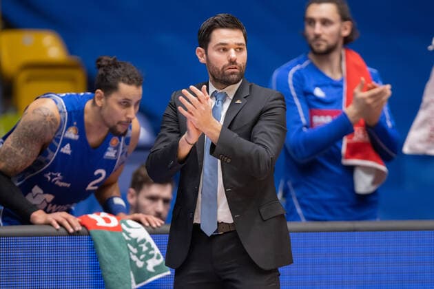 Fraport Skyliners - BG Goettingen, easyCredit BBL Trainer Sebastian Gleim (Fraport Skyliners) applaudiert seinen Spielern. Basketball-Spiel der easyCredit BBL zwischen den Fraport Skyliners und BG Goettingen am 10. Januar 2021 in der Fraport-Arena in Frankfurt am Main., Frankfurt am Main Hessen Deutschland Fraport-Arena