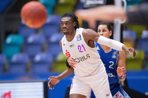 Fraport Skyliners - BG Goettingen, easyCredit BBL Tai Odiase (BG Goettingen, 21) vor Michael Kessens (Fraport Skyliners, 2). Basketball-Spiel der easyCredit BBL zwischen den Fraport Skyliners und BG Goettingen am 10. Januar 2021 in der Fraport-Arena in Frankfurt am Main., Frankfurt am Main Hessen Deutschland Fraport-Arena