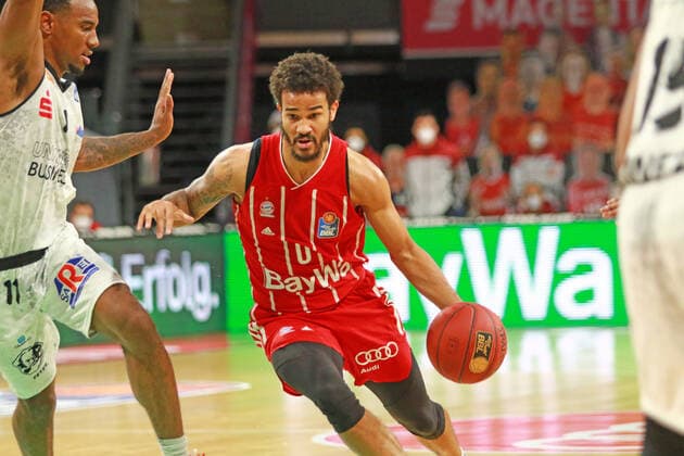 0 Nick Weiler-Babb (FCBB) rot gegen 11 Isiaha Mike und 31 Joe Lawson (Chemnitz) Basketball, 1. Bundesliga, BBL, FC Bayern München vs. Niners Chemnitz, Audi Dome, 10.01.2021 FOTO: Mladen Lackovic LakoPress