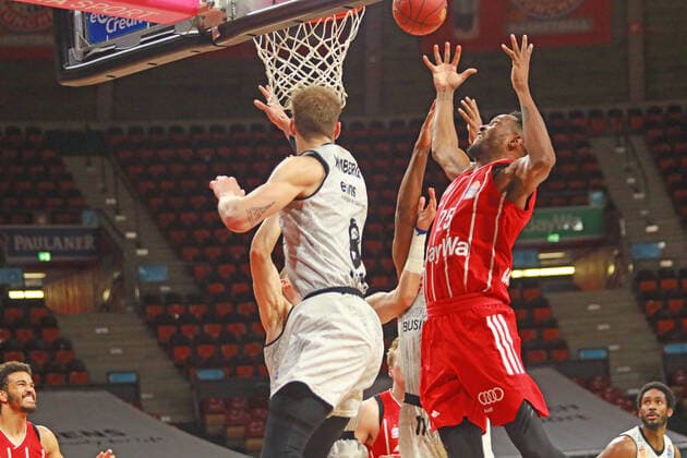 25 JaJuan Johnson (FCBB) rot gegen 8 Jan Wimberg (Chemnitz) Basketball, 1. Bundesliga, BBL, FC Bayern München vs. Niners Chemnitz, Audi Dome, 10.01.2021 FOTO: Mladen Lackovic LakoPress