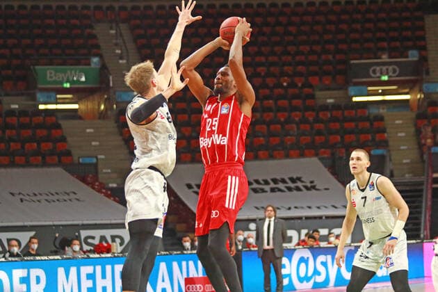 25 JaJuan Johnson (FCBB) rot gegen 8 Jan Wimberg (Chemnitz) Basketball, 1. Bundesliga, BBL, FC Bayern München vs. Niners Chemnitz, Audi Dome, 10.01.2021 FOTO: Mladen Lackovic LakoPress