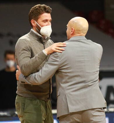 Geschaeftsfuehrer Marko Pesic li. (FCBB) beglückwünscht Trainer Rodrigo Pastore (Chemnitz) Basketball, 1. Bundesliga, BBL, FC Bayern München vs. Niners Chemnitz, Audi Dome, 10.01.2021 FOTO: Mladen Lackovic LakoPress