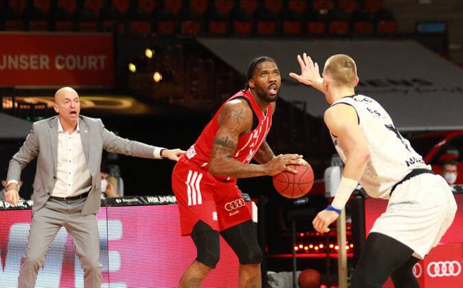 8 Jalen Reynolds (FCBB) rot gegen 8 Jan Wimberg (Chemnitz) Trainer Rodrigo Pastore (li.) Basketball, 1. Bundesliga, BBL, FC Bayern München vs. Niners Chemnitz, Audi Dome, 10.01.2021 FOTO: Mladen Lackovic LakoPress