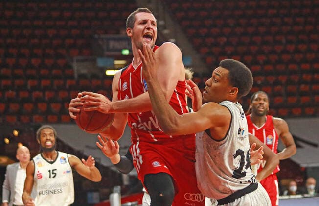 16 Paul Zipser (FCBB) rot gegen 24 George King (Chemnitz) Basketball, 1. Bundesliga, BBL, FC Bayern München vs. Niners Chemnitz, Audi Dome, 10.01.2021 FOTO: Mladen Lackovic LakoPress