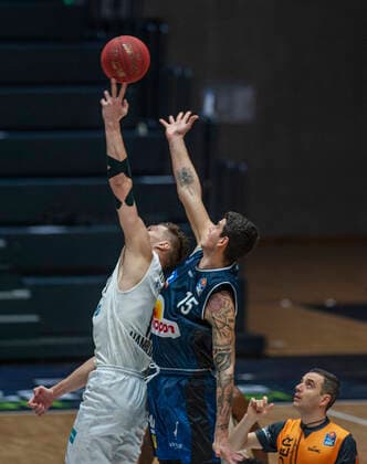 Hamburg Towers vs Merlins Crailsheim 89:72 10.01.2021, Hamburg Wilhelmsburg, edel-optics Arena, BBL Fingerspitze voraus Maik Kotsar Hamburg Towers vor Bigdan Radosavljevic Merlins Crailsheim Â