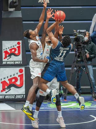 Hamburg Towers vs Merlins Crailsheim 89:72 10.01.2021, Hamburg Wilhelmsburg, edel-optics Arena, BBL Abwehrblock Kameron Taylor und Terry Allen Hamburg Towers gegen Tim Coleman Merlins Crailsheim Â
