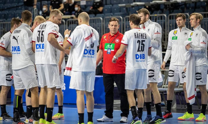 Koeln, 10.01.21, Handball: Europameisterschaft, 4. Spieltag, Qualifikation, Lanxess-Arena. Bundestrainer Alfred Gislason steht mit seinem Team zusammen. Aufgrund der Massnahmen zur Eindaemmung des Corona-Virus findet das Spiel ohne Zuschauer statt. Deutschland - Oesterreich