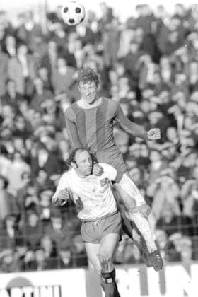 FC Bayern München - Hamburger SV 6:2 13.03.1971 Georg Schwarzenbeck (FCB) stützt sich auf bei Uwe Seeler , Aktion , Zweikampf Nur fuer journalistische Zwecke! Only for editorial use!