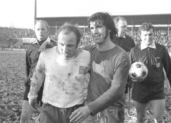 FC Bayern München - Hamburger SV 6:2 13.03.1971 Uwe Seeler und Gerd Müller gehen mit verschmutzten Trikots vom Platz, rechts Schiedsrichter Gerd Hennig Nur fuer journalistische Zwecke! Only for editorial use! *** FC Bayern München Hamburger SV 6 2 13 03 1971 Uwe Seeler and Gerd Müller leave the pitch with soiled jerseys, referee Gerd Hennig on the right Only for journalistic use Only for editorial use HM
