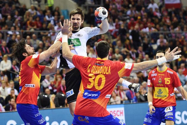 Krakau, Polen 31. Januar 2016: EHF Euro 2016 - Finale - Deutschland vs. Spanien v. li. im Zweikampf Antonio Jesus Garcia (Spanien) und Fabian Wiede (Deutschland Fuechse Berlin), Gedeon Guardiola (Spanien Rhein Neckar Loewen) Tauron Arena Copyright: xFotostandx xWolfx