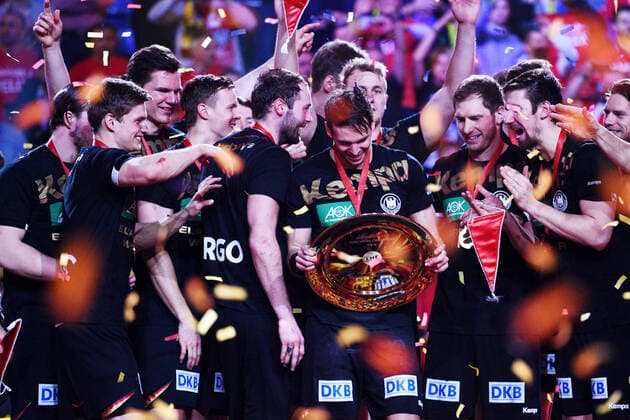 Krakau, Polen 31. Januar 2016: EHF Euro 2016 - Finale - Deutschland vs. Spanien Kai Häfner Haefner (Deutschland TSV Hannover-Burgdorf) mit der Schale Tauron Arena Copyright: xFotostandx xWolfx