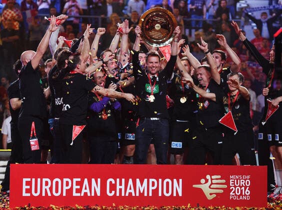 Krakau, Polen 31. Januar 2016: EHF Euro 2016 - Finale - Deutschland vs. Spanien Trainer Dagur Sigurdsson (Deutschland) mit der Schale Tauron Arena Copyright: xFotostandx xWolfx