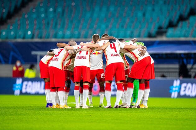 Teamkreis RB Leipzig waehrend der Gruppenphase 6. Spieltag - Saison 2020-2021 in der Champions League (Herren) zwischen RB Leipzig und Manchester United, ManU in der Red Bull Arena am 8. December 2020 in Leipzig, Sachsen, Deutschland (DFL REGULATIONS PROHIBIT ANY USE OF PHOTOGRAPHS AS IMAGE SEQUENCES AND OR QUASI-VIDEO)