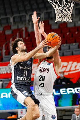links Michele Vitali (Brose Bamberg, 31) rechts Regimantas Miniotas (Retabet Bilbao, 20) Basketball Champions League 2020 21, Gruppenphase Spieltag 5, Brose Bamberg - Retabet Bilbao 12.01.2021, Bamberg, Brose Arena requires a royalty fee in accordance to MFM and byline Daniel Löb. . For any usage other than editorial purposes please contact the author. Copyright: DanielxLöb