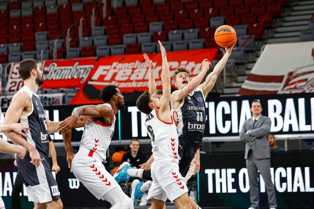 rechts Bennet Hundt (Brose Bamberg, 33) Basketball Champions League 2020 21, Gruppenphase Spieltag 5, Brose Bamberg - Retabet Bilbao 12.01.2021, Bamberg, Brose Arena requires a royalty fee in accordance to MFM and byline Daniel Löb. . For any usage other than editorial purposes please contact the author. Copyright: DanielxLöb