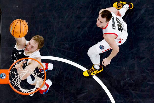 links Christian Sengfelder (Brose Bamberg, 43) rechts Arnaldas Kulboka (Retabet Bilbao, 98) Basketball Champions League 2020 21, Gruppenphase Spieltag 5, Brose Bamberg - Retabet Bilbao 12.01.2021, Bamberg, Brose Arena requires a royalty fee in accordance to MFM and byline Daniel Löb. . For any usage other than editorial purposes please contact the author. Copyright: DanielxLöb