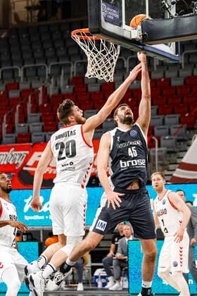 rechts David Kravish (Brose Bamberg, 45) links Regimantas Miniotas (Retabet Bilbao, 20) Basketball Champions League 2020 21, Gruppenphase Spieltag 5, Brose Bamberg - Retabet Bilbao 12.01.2021, Bamberg, Brose Arena Copyright: DanielxLöb
