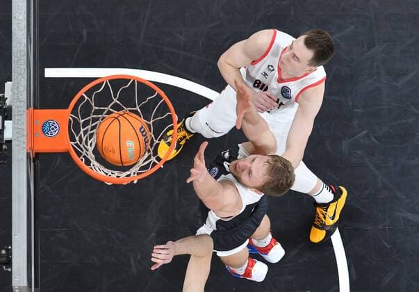 BAMBERG 12.01.2021 --- Basketball ---- Championsleague ---- 8. Spieltag: Brose Bamberg vs Bilbao Basket --- Christian Sengfelder (43, Brose Bamberg) wirft gegen Arnoldas Kulboka (98, Retabet Bilbao) --- Foto: Hans-Martin Issler isslerimages ---- Brose Bamberg vs Bilbao Basket