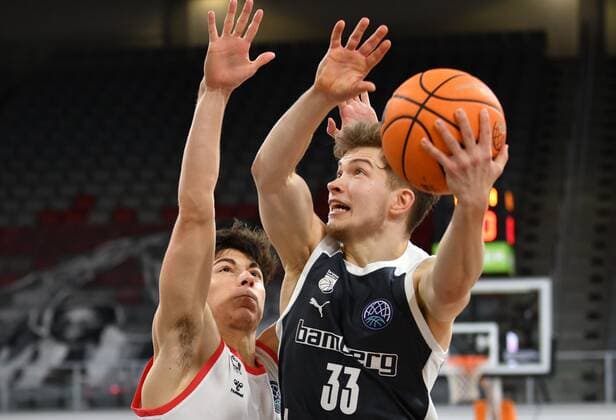 BAMBERG 12.01.2021 --- Basketball ---- Championsleague ---- 8. Spieltag: Brose Bamberg vs Retabet Bilbao --- Bennet Hundt (33, Brose Bamberg) wirft gegen Inigo Betolaza (6, Retabet Bilbao) --- Foto: Hans-Martin Issler isslerimages ---- Brose Bamberg vs Retabet Bilbao
