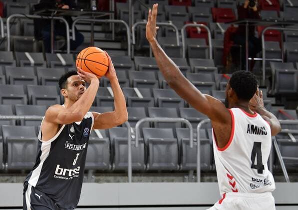 BAMBERG 12.01.2021 --- Basketball ---- Championsleague ---- 8. Spieltag: Brose Bamberg vs Retabet Bilbao --- Dominic Lockhart (3, Brose Bamberg) wirft gegen Alade Aminu (4, Retabet Bilbao) --- Foto: Hans-Martin Issler isslerimages ---- Brose Bamberg vs Retabet Bilbao