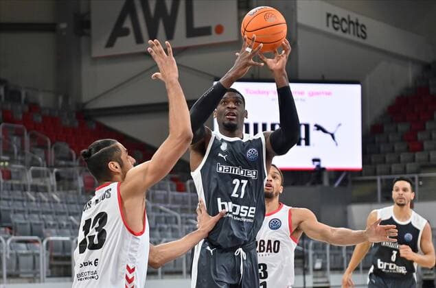 BAMBERG 12.01.2021 --- Basketball ---- Championsleague ---- 8. Spieltag: Brose Bamberg vs Retabet Bilbao --- Bambergs Neuzugang Shevon Thompson (27, Brose Bamberg) wirft gegen Felipe Dos Anjos (13, Retabet Bilbao) --- Foto: Hans-Martin Issler isslerimages ---- Brose Bamberg vs Retabet Bilbao