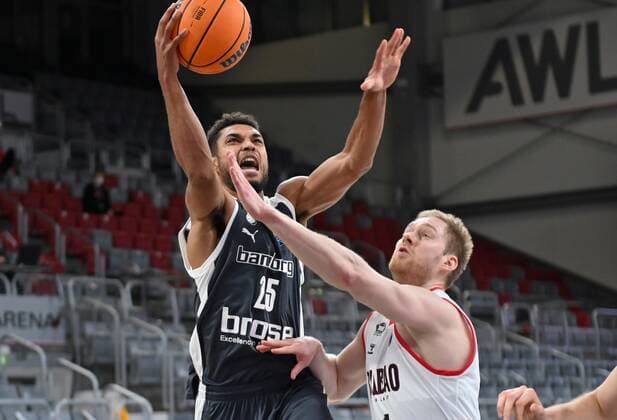 BAMBERG 12.01.2021 --- Basketball ---- Championsleague ---- 8. Spieltag: Brose Bamberg vs Retabet Bilbao --- Kenneth Ogbe (25, Brose Bamberg) wirft gegen Jaroslaw Zyskowski (1, Retabet Bilbao) --- Foto: Hans-Martin Issler isslerimages ---- Brose Bamberg vs Retabet Bilbao