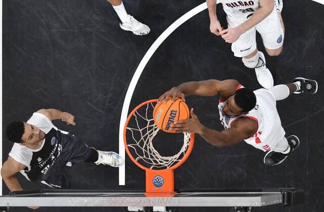 BAMBERG 12.01.2021 --- Basketball ---- Championsleague ---- 8. Spieltag: Brose Bamberg vs Bilbao Basket --- Alade Aminu (4, Retabet Bilbao) mit Dunk gegen Dominic Lockhart (3, Brose Bamberg) --- Foto: Hans-Martin Issler isslerimages ---- Brose Bamberg vs Bilbao Basket