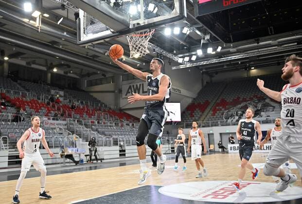 BAMBERG 12.01.2021 --- Basketball ---- Championsleague ---- 8. Spieltag: Brose Bamberg vs Retabet Bilbao --- Dominic Lockhart (3, Brose Bamberg) mit Korbleger --- Foto: Hans-Martin Issler isslerimages ---- Brose Bamberg vs Retabet Bilbao