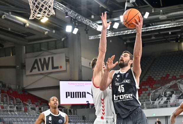 BAMBERG 12.01.2021 --- Basketball ---- Championsleague ---- 8. Spieltag: Brose Bamberg vs Retabet Bilbao --- David Kravish (45, Brose Bamberg) wirft gegen Regimantas Miniotas (20, Retabet Bilbao) --- Foto: Hans-Martin Issler isslerimages ---- Brose Bamberg vs Retabet Bilbao