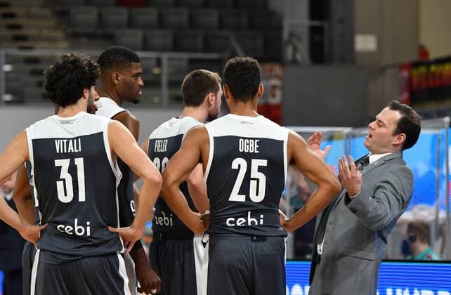 BAMBERG 12.01.2021 --- Basketball ---- Championsleague ---- 8. Spieltag: Brose Bamberg vs Retabet Bilbao --- Headcoach Johan Roijakkers (Brose Bamberg) spricht zu seinem Team --- Foto: Hans-Martin Issler isslerimages ---- Brose Bamberg vs Retabet Bilbao