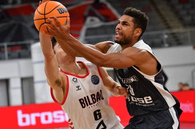 BAMBERG 12.01.2021 --- Basketball ---- Championsleague ---- 8. Spieltag: Brose Bamberg vs Retabet Bilbao --- Kenneth Ogbe (25, Brose Bamberg) zieht zum Korb gegen Inigo Betolaza (6, Retabet Bilbao) --- Foto: Hans-Martin Issler isslerimages ---- Brose Bamberg vs Retabet Bilbao