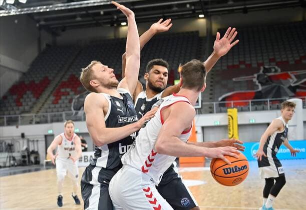 BAMBERG 12.01.2021 --- Basketball ---- Championsleague ---- 8. Spieltag: Brose Bamberg vs Retabet Bilbao --- Christian Sengfelder (43, Brose Bamberg) und Kenneth Ogbe (25, Brose Bamberg) verteidigen gegen Regimantas Miniotas (20, Retabet Bilbao) --- Foto: Hans-Martin Issler isslerimages ---- Brose Bamberg vs Retabet Bilbao