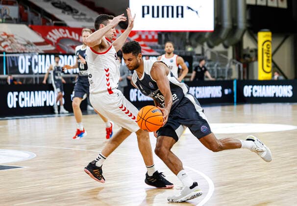 rechts Kenneth Ogbe (Brose Bamberg, 25) links Alex Reyes (Retabet Bilbao, 08) Basketball Champions League 2020 21, Gruppenphase Spieltag 5, Brose Bamberg - Retabet Bilbao 12.01.2021, Bamberg, Brose Arena - Copyright: DanielxLöb