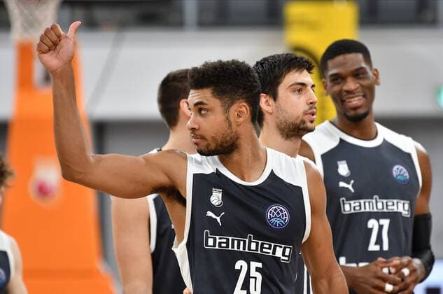 BAMBERG 12.01.2021 --- Basketball ---- Championsleague ---- 8. Spieltag: Brose Bamberg vs Retabet Bilbao --- Kenneth Ogbe (25, Brose Bamberg) zeigt Daumen nach oben nach 90:75 Sieg gegen Bilbao. --- Foto: Hans-Martin Issler isslerimages ---- Brose Bamberg vs Retabet Bilbao