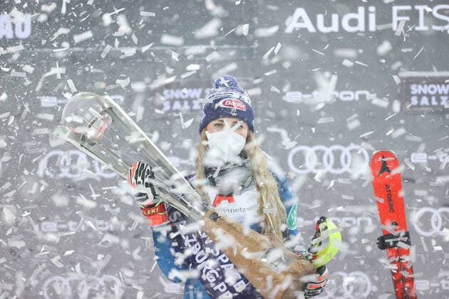 Sport Bilder des Tages ALPINE SKIING - FIS WC Flachau FLACHAU,AUSTRIA,12.JAN.21 - ALPINE SKIING - FIS World Cup, slalom, ladies. Image shows Mikaela Shiffrin (USA). Keywords: trophy. GEPAxpictures xHaraldxSteiner