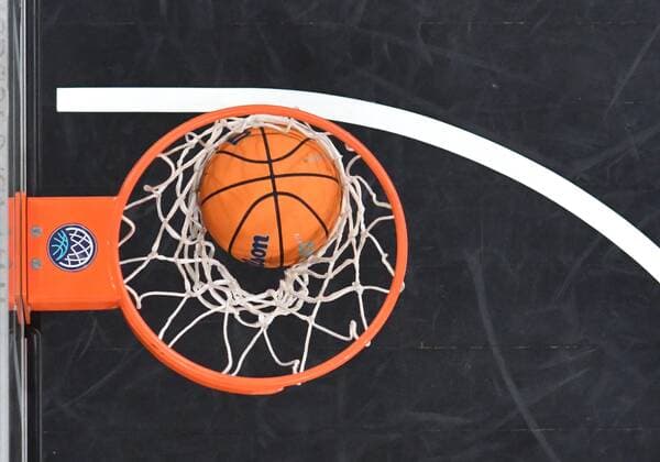 Sport Bilder des Tages BAMBERG 12.01.2021 --- Basketball ---- Championsleague ---- 8. Spieltag: Brose Bamberg vs Retabet Bilbao --- Ein Basketball fällt durch ein Basketballnetz. --- Foto: Hans-Martin Issler isslerimages ---- Brose Bamberg vs Retabet Bilbao