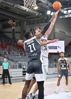 BAMBERG 12.01.2021 --- Basketball ---- Championsleague ---- 8. Spieltag: Brose Bamberg vs Retabet Bilbao --- Goran Husic (23, Retabet Bilbao) wirft gegen Shevon Thompson (27, Brose Bamberg) --- Foto: Hans-Martin Issler isslerimages ---- Brose Bamberg vs Retabet Bilbao