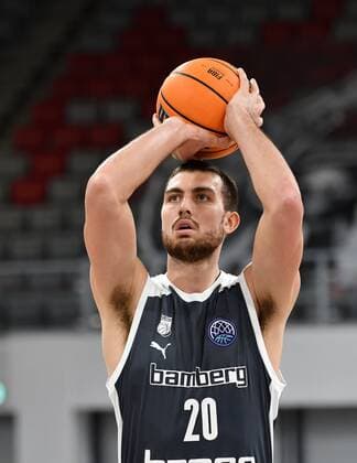 BAMBERG 12.01.2021 --- Basketball ---- Championsleague ---- 8. Spieltag: Brose Bamberg vs Retabet Bilbao --- Chase Fieler (20, Brose Bamberg) beim Freiwurf --- Foto: Hans-Martin Issler isslerimages ---- Brose Bamberg vs Retabet Bilbao