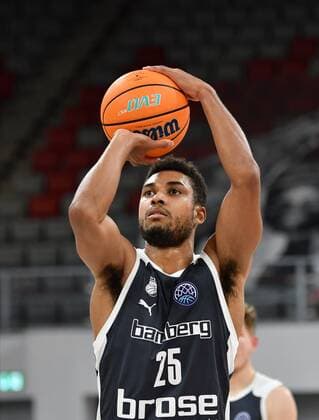 BAMBERG 12.01.2021 --- Basketball ---- Championsleague ---- 8. Spieltag: Brose Bamberg vs Retabet Bilbao --- Kenneth Ogbe (25, Brose Bamberg) beim Freiwurf --- Foto: Hans-Martin Issler isslerimages ---- Brose Bamberg vs Retabet Bilbao
