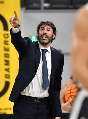 BAMBERG 12.01.2021 --- Basketball ---- Championsleague ---- 8. Spieltag: Brose Bamberg vs Retabet Bilbao --- Alex Mumbru (Headcoach Bilbao Basket) gibt Anweisung --- Foto: Hans-Martin Issler isslerimages ---- Brose Bamberg vs Retabet Bilbao