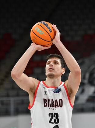 BAMBERG 12.01.2021 --- Basketball ---- Championsleague ---- 8. Spieltag: Brose Bamberg vs Retabet Bilbao --- Goran Husic (23, Retabet Bilbao) beim Freiwurf --- Foto: Hans-Martin Issler isslerimages ---- Brose Bamberg vs Retabet Bilbao