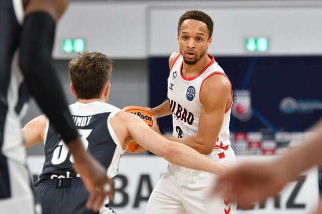 BAMBERG 12.01.2021 --- Basketball ---- Championsleague ---- 8. Spieltag: Brose Bamberg vs Retabet Bilbao --- Jaylon Brown (3, Retabet Bilbao) gegen Bennet Hundt (33, Brose Bamberg) --- Foto: Hans-Martin Issler isslerimages ---- Brose Bamberg vs Retabet Bilbao