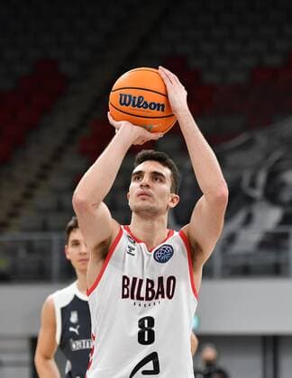 BAMBERG 12.01.2021 --- Basketball ---- Championsleague ---- 8. Spieltag: Brose Bamberg vs Retabet Bilbao --- Alex Reyes (8, Retabet Bilbao) beim Freiwurf --- Foto: Hans-Martin Issler isslerimages ---- Brose Bamberg vs Retabet Bilbao