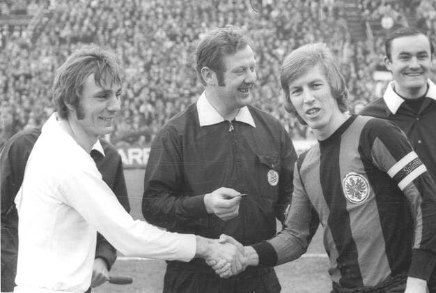 FC Schalke 04 - Eintracht Frankfurt 4:1 13.03.1971 Reinhard -Stan- Libuda (FC Schalke 04) und Jürgen Grabowski (Eintracht Frankfurt) - Shake Hands vor dem Spiel, dahinter Schiedsrichter Walter Horstmann Nur fuer journalistische Zwecke! Only for editorial use!