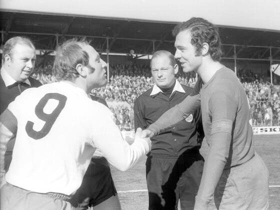 FC Bayern München - Hamburger SV 6:2 13.03.1971 Begrüßung der Kapitäne Uwe Seeler (nr. 9) und Franz Beckenbauer Nur fuer journalistische Zwecke! Only for editorial use!