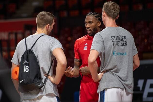 Vladislav Trushkin 16 (Zenit St. Petersburg) im Gespraech mit Jalen Reynolds 8 (FC Bayern), FC Bayern Basketball vs. Zenit St. Petersburg, Basketball, Euroleague, 13.01.2021 Muenchen Bayern Deutschland