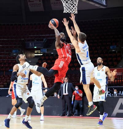 13.01.2021, EuroLeague,FCB Basketball vs Zenith St Petersburg, Audi Dome Muenchen, im Bild: Austin Hollins (St Petersburg), Gist ( FCB Basketball) und Kevin Pangos (St Petersburg)