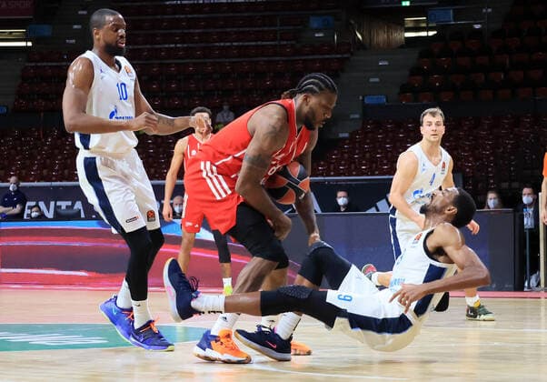 13.01.2021, EuroLeague,FCB Basketball vs Zenith St Petersburg, Audi Dome Muenchen, im Bild: Will Thomas (St Petersburg), Jalen Reynolds (FCB Basketball) und Austin Hollins (St Petersburg)